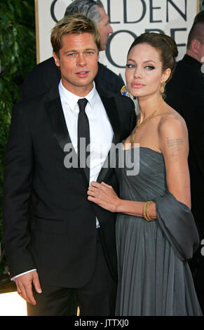 Beverly Hills, CA, USA, Montag. 15. Jan 2007. US-Schauspielerin Angelina Jolie (R) und ihr Freund US-Schauspieler Brad Pitt (L) bedeuten für die Kameras, da Sie sich auf die 64. jährliche Golden Globe Awards in Beverly Hills, CA, United States, Montag, 15. Januar 2007 vor. Foto: Hubert Boesl | Verwendung weltweit/dpa/Alamy leben Nachrichten Stockfoto