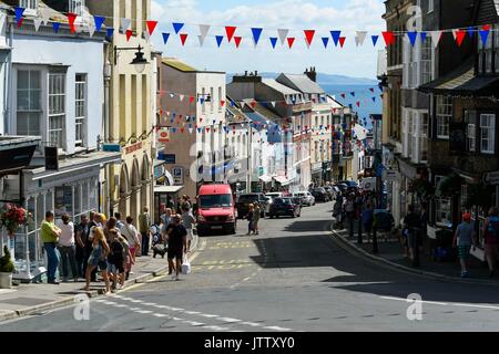 Lyme Regis, Dorset, Großbritannien. 10. August 2017. UK Wetter. Die Broad Street in den Badeort Lyme Regis in Dorset an einem warmen sonnigen Tag. Photo Credit: Graham Jagd-/Alamy leben Nachrichten Stockfoto