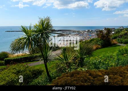 Lyme Regis, Dorset, Großbritannien. 10. August 2017. UK Wetter. Erholungssuchende und Sonnenhungrige Pack der Strand im Badeort von Lyme Regis in Dorset an einem warmen sonnigen Tag ab Langmoor Gärten gesehen. Photo Credit: Graham Jagd-/Alamy leben Nachrichten Stockfoto