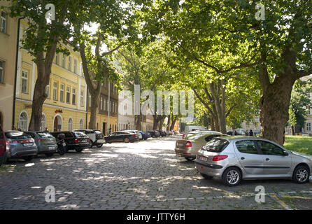 Prag, Tschechische Republik. 10 Aug, 2017. Bild von geparkten Autos in der Karlin Viertel von Prag, Tschechische Republik, 10. August 2017 berücksichtigt. Das Restaurante ist nach der Garagen im Hinterhof genannt. Die stark betroffenen Stadtteil Karlin erholt hat nicht nur 15 Jahre nach der Katastrophe aber auch in einer Knochen-fide-Boom. Foto: Michael Heitmann/dpa/Alamy leben Nachrichten Stockfoto