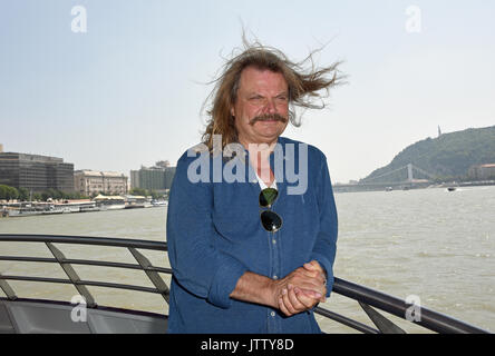 Budapest, Ungarn. 09 Aug, 2017. Bild der Musiker und Komponist Leslie Mandoki während einer Bootsfahrt auf der Donau in Budapest, Ungarn, 09. August 2017 berücksichtigt. Foto: Ursula Düren/dpa/Alamy leben Nachrichten Stockfoto