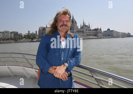 Budapest, Ungarn. 09 Aug, 2017. Bild der Musiker und Komponist Leslie Mandoki während einer Bootsfahrt auf der Donau in Budapest, Ungarn, 09. August 2017 berücksichtigt. Foto: Ursula Düren/dpa/Alamy leben Nachrichten Stockfoto