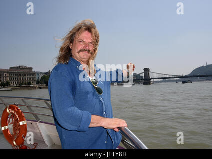 Budapest, Ungarn. 09 Aug, 2017. Bild der Musiker und Komponist Leslie Mandoki während einer Bootsfahrt auf der Donau in Budapest, Ungarn, 09. August 2017 berücksichtigt. Foto: Ursula Düren/dpa/Alamy leben Nachrichten Stockfoto