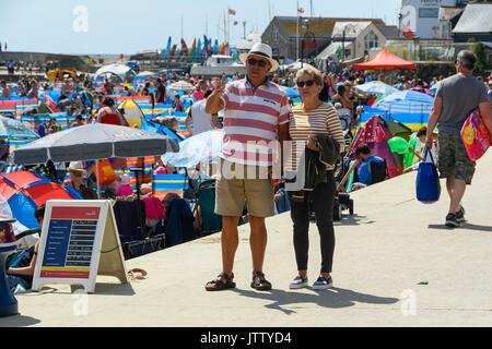 Lyme Regis, Dorset, Großbritannien. 10. August 2017. UK Wetter. Urlauber genießen Sie den Tag im Badeort von Lyme Regis in Dorset an einem warmen sonnigen Tag. Photo Credit: Graham Jagd-/Alamy leben Nachrichten Stockfoto