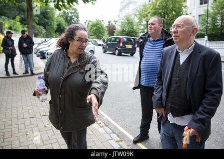 London, Großbritannien. 10 August, 2017. Aktivisten aus der Klasse Krieg Protest außerhalb der Duke's Lodge in Holland Park, eine leer stehende Wohnung Block geglaubt, von der christlichen Candy Guernsey Besitz-basierte CPC-Gruppe, Aufmerksamkeit für den sozialen Wohnungsbau durch ehemalige Bewohner der Grenfell Block in North Kensington auszuarbeiten. Credit: Mark Kerrison/Alamy leben Nachrichten Stockfoto