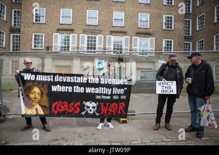 London, Großbritannien. 10 August, 2017. Aktivisten aus der Klasse Krieg Protest außerhalb der Duke's Lodge in Holland Park, eine leer stehende Wohnung Block geglaubt, von der christlichen Candy Guernsey Besitz-basierte CPC-Gruppe, Aufmerksamkeit für den sozialen Wohnungsbau durch ehemalige Bewohner der Grenfell Block in North Kensington auszuarbeiten. Credit: Mark Kerrison/Alamy leben Nachrichten Stockfoto