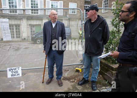 London, Großbritannien. 10 August, 2017. Aktivisten aus der Klasse Krieg Protest außerhalb der Duke's Lodge in Holland Park, eine leer stehende Wohnung Block geglaubt, von der christlichen Candy Guernsey Besitz-basierte CPC-Gruppe, Aufmerksamkeit für den sozialen Wohnungsbau durch ehemalige Bewohner der Grenfell Block in North Kensington auszuarbeiten. Credit: Mark Kerrison/Alamy leben Nachrichten Stockfoto