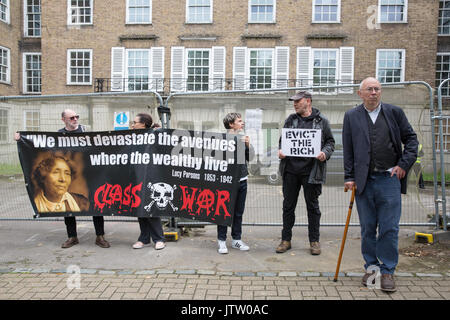 London, Großbritannien. 10 August, 2017. Aktivisten aus der Klasse Krieg Protest außerhalb der Duke's Lodge in Holland Park, eine leer stehende Wohnung Block geglaubt, von der christlichen Candy Guernsey Besitz-basierte CPC-Gruppe, Aufmerksamkeit für den sozialen Wohnungsbau durch ehemalige Bewohner der Grenfell Block in North Kensington auszuarbeiten. Credit: Mark Kerrison/Alamy leben Nachrichten Stockfoto