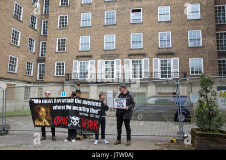 London, Großbritannien. 10 August, 2017. Aktivisten aus der Klasse Krieg Protest außerhalb der Duke's Lodge in Holland Park, eine leer stehende Wohnung Block geglaubt, von der christlichen Candy Guernsey Besitz-basierte CPC-Gruppe, Aufmerksamkeit für den sozialen Wohnungsbau durch ehemalige Bewohner der Grenfell Block in North Kensington auszuarbeiten. Credit: Mark Kerrison/Alamy leben Nachrichten Stockfoto