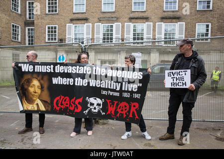 London, Großbritannien. 10 August, 2017. Aktivisten aus der Klasse Krieg Protest außerhalb der Duke's Lodge in Holland Park, eine leer stehende Wohnung Block geglaubt, von der christlichen Candy Guernsey Besitz-basierte CPC-Gruppe, Aufmerksamkeit für den sozialen Wohnungsbau durch ehemalige Bewohner der Grenfell Block in North Kensington auszuarbeiten. Credit: Mark Kerrison/Alamy leben Nachrichten Stockfoto