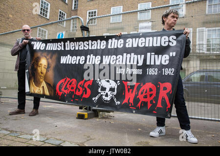 London, Großbritannien. 10 August, 2017. Aktivisten aus der Klasse Krieg Protest außerhalb der Duke's Lodge in Holland Park, eine leer stehende Wohnung Block geglaubt, von der christlichen Candy Guernsey Besitz-basierte CPC-Gruppe, Aufmerksamkeit für den sozialen Wohnungsbau durch ehemalige Bewohner der Grenfell Block in North Kensington auszuarbeiten. Credit: Mark Kerrison/Alamy leben Nachrichten Stockfoto