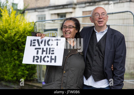 London, Großbritannien. 10 August, 2017. Aktivisten aus der Klasse Krieg Protest außerhalb der Duke's Lodge in Holland Park, eine leer stehende Wohnung Block geglaubt, von der christlichen Candy Guernsey Besitz-basierte CPC-Gruppe, Aufmerksamkeit für den sozialen Wohnungsbau durch ehemalige Bewohner der Grenfell Block in North Kensington auszuarbeiten. Credit: Mark Kerrison/Alamy leben Nachrichten Stockfoto