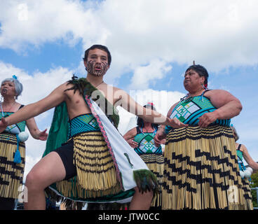 Maori Tänzer aus Neuseeland Durchführung der Haka in Billingham internationale Folklore Festival. Großbritannien Stockfoto