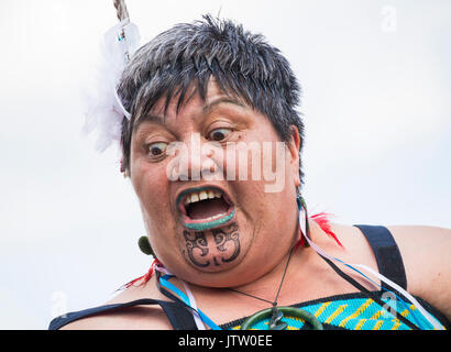Maori Tänzer aus Neuseeland Durchführung der Haka in Billingham internationale Folklore Festival. Großbritannien Stockfoto