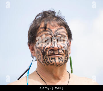 Billingham, North East England, UK, 10 August, 2017. UK Wetter: Sonne wie die Te Rerenga o te Ra Kapa Haka Dance Company aus Neuseeland geben eine improvisierte Performance für Käufer, wie sie für die Billingham Internationale Folklore Festival der Welt Dance (12-19 August), der nun in seinem 43. Jahr einstudieren. Tanzgruppen aus der ganzen Welt teilnehmen. Credit: ALAN DAWSON/Alamy leben Nachrichten Stockfoto