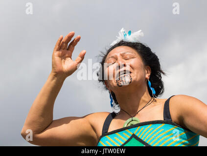 Billingham, North East England, UK, 10 August, 2017. UK Wetter: Sonne wie die Te Rerenga o te Ra Kapa Haka Dance Company aus Neuseeland geben eine improvisierte Performance für Käufer, wie sie für die Billingham Internationale Folklore Festival der Welt Dance (12-19 August), der nun in seinem 43. Jahr einstudieren. Tanzgruppen aus der ganzen Welt teilnehmen. Credit: ALAN DAWSON/Alamy leben Nachrichten Stockfoto