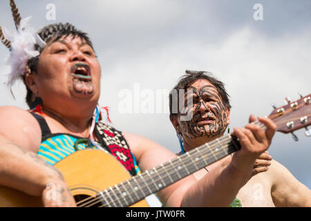 Billingham, North East England, UK, 10 August, 2017. UK Wetter: Sonne wie die Te Rerenga o te Ra Kapa Haka Dance Company aus Neuseeland geben eine improvisierte Performance für Käufer, wie sie für die Billingham Internationale Folklore Festival der Welt Dance (12-19 August), der nun in seinem 43. Jahr einstudieren. Tanzgruppen aus der ganzen Welt teilnehmen. Credit: ALAN DAWSON/Alamy leben Nachrichten Stockfoto