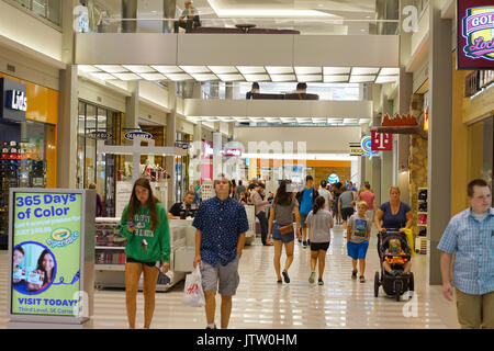 Bloomington, USA. 23 Aug, 2016. Datei - Archivmaterial zeigt den Kunden, dass durch die "Alle von Amerika", das größte Einkaufszentrum in den Vereinigten Staaten, in Bloomington, USA, 23. August 2016. Die Mall feiert 25-jähriges Bestehen am 11. August 2017. Foto: Christian Fahrenbach/dpa/Alamy leben Nachrichten Stockfoto