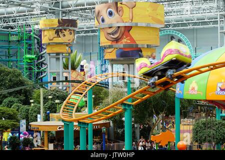 Bloomington, USA. 23 Aug, 2016. Datei - Archivmaterial zeigt die Fun Park 'Nickelodeon Unievrse" im Bereich "Alle von Amerika", das größte Einkaufszentrum in den Vereinigten Staaten, in Bloomington, USA, 23. August 2016. Die Mall feiert 25-jähriges Bestehen am 11. August 2017. Foto: Christian Fahrenbach/dpa/Alamy leben Nachrichten Stockfoto