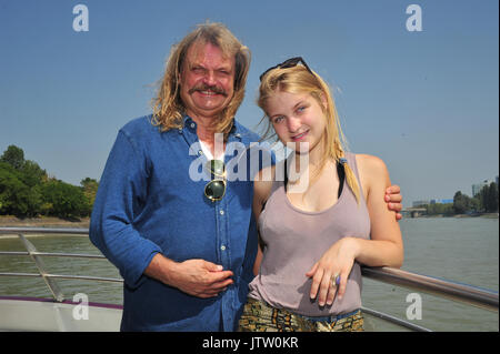 Budapest, Ungarn. 09 Aug, 2017. Musiker, Komponist und Sänger Leslie Mandoki (L) posiert für die Kamera mit der Sängerin Julia Mandoki auf einem Schiff auf der Donau in der Nähe von Budapest, Ungarn, 09. August 2017. Julia durchgeführt, die mit ihrem Vater Leslie Madoki und die Band Man Doki Soulmates an der "Flügel der Freiheit" Konzert in Budapest, Ungarn, am 8. August 2017. Foto: Ursula Düren/dpa/Alamy leben Nachrichten Stockfoto