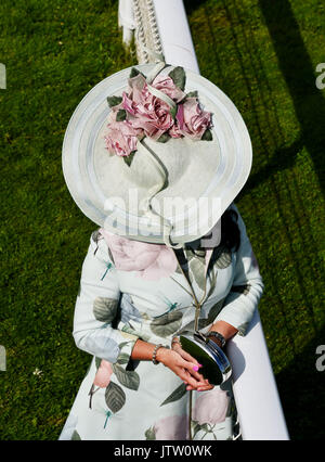 Brighton, UK. 10 Aug, 2017. Maria Cheslin war der Gewinner des besten gekleideten Dame an Brighton Rennen Route Mobile Damen Tag während der drei Tage Maronthonbet Festival der Racing: Simon Dack/Alamy leben Nachrichten Stockfoto