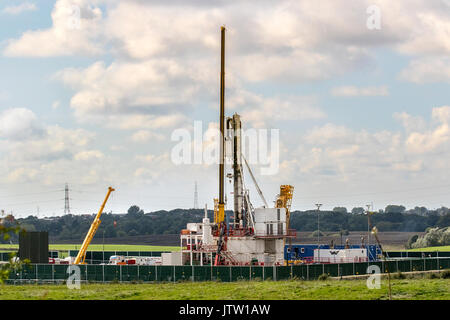 Schiefergasbohrungen in Blackpool, Lancashire, UK. August 2017. Caudrilla Fracking Rig im Bau in Westby-with-Plumptons in der Fylde. Anti-Fracking-Demonstranten sagten, sie seien entschlossen, die Ankunft der Hauptbohranlage auf Cuadrillas Schiefergasgelände zu verzögern. Mehr als 4,000 Menschen haben eine Petition unterzeichnet, in der sie zur Durchsetzung der Planungsbedingungen auf dem Preston New Road Hydraulic Fracturing Shale Gas Standort in Lancashire aufrufen. Erdgas Onshore-Bohrprojekte Großbritannien Stockfoto