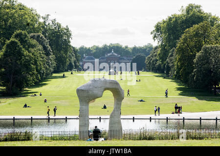 London, Großbritannien. 10 August, 2017. Londonern den Sonnenschein in Kensington Gardens, London, UK als warme Wetter liefert in der britischen Hauptstadt. Credit: Ben Furst/Alamy Leben Nachrichten. Stockfoto