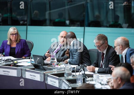 London, Großbritannien. 10 August, 2017. London Assembly Mitglieder Keith Prinz und Shaun Bailey unterhalten während des Bürgermeisters Fragestunde im Rathaus. Unter den Themen waren: Die Säure greift, der soziale Wohnungsbau, Ausgaben für die Feuerwehr und Polizei Dienstleistungen, 4G-Abdeckung auf U-Bahnen und der Lärm von der Nacht mit der U-Bahn. Credit: Mark Kerrison/Alamy leben Nachrichten Stockfoto