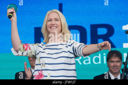 Rostock, Deutschland. 10 Aug, 2017. Manuela Schwesig, Ministerpräsident des deutschen Bundeslandes Schleswig-Holstein, wird durch Tippen auf ein Bier Fass bei der Eröffnung der 27. Hanse Sail in Rostock, Deutschland, 10. August 2017. 190 traditionelle Segelschiffe haben für dieses Jahr registriert worden. Foto: Stefan Sauer/dpa/Alamy leben Nachrichten Stockfoto