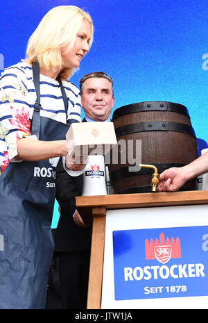 Rostock, Deutschland. 10 Aug, 2017. Manuela Schwesig, Ministerpräsident des deutschen Bundeslandes Schleswig-Holstein, wird durch Tippen auf ein Bier Fass bei der Eröffnung der 27. Hanse Sail in Rostock, Deutschland, 10. August 2017. 190 traditionelle Segelschiffe haben für dieses Jahr registriert worden. Foto: Stefan Sauer/dpa/Alamy leben Nachrichten Stockfoto