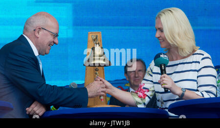 Rostock, Deutschland. 10 Aug, 2017. Manuela Schwesig, Ministerpräsident des deutschen Bundeslandes Schleswig-Holstein, Ringe der Schiffsglocke bei der Eröffnung der 27. Hanse Sail in Rostock, Deutschland, 10. August 2017. 190 traditionelle Segelschiffe haben für dieses Jahr registriert worden. Foto: Stefan Sauer/dpa/Alamy leben Nachrichten Stockfoto