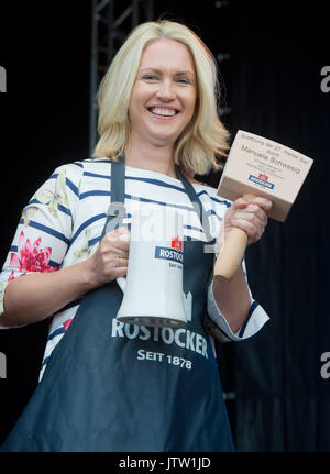 Rostock, Deutschland. 10 Aug, 2017. Manuela Schwesig, Ministerpräsident des deutschen Bundeslandes Schleswig-Holstein, wird durch Tippen auf ein Bier Fass bei der Eröffnung der 27. Hanse Sail in Rostock, Deutschland, 10. August 2017. 190 traditionelle Segelschiffe haben für dieses Jahr registriert worden. Foto: Stefan Sauer/dpa/Alamy leben Nachrichten Stockfoto