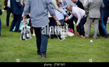 Brighton, UK. 10 Aug, 2017. Racegoers erfreuen sich an der Brighton Rennen Route Mobile Damen Tag während der drei Tage Maronthonbet Festival der Racing: Simon Dack/Alamy leben Nachrichten Stockfoto