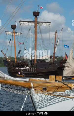 Rostock, Deutschland. 10 Aug, 2017. Das historische Segelschiff "Lisa von Lübeck" vor Anker liegend ist für die Eröffnung des 27. Hanse Sail im Stadthafen in Rostock, Deutschland, 10. August 2017. 190 traditionelle Segelschiffe haben für dieses Jahr registriert worden. Foto: Stefan Sauer/dpa/Alamy leben Nachrichten Stockfoto