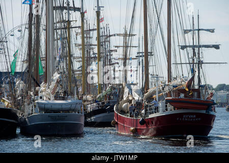 Rostock, Deutschland. 10 Aug, 2017. Historische Segelschiffe liegen vor Anker für die Eröffnung der 27. Hanse Sail im Stadthafen in Rostock, Deutschland, 10. August 2017. 190 traditionelle Segelschiffe haben für dieses Jahr registriert worden. Foto: Stefan Sauer/dpa/Alamy leben Nachrichten Stockfoto