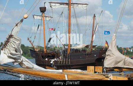Rostock, Deutschland. 10 Aug, 2017. Das historische Segelschiff "Lisa von Lübeck" vor Anker liegend ist für die Eröffnung des 27. Hanse Sail im Stadthafen in Rostock, Deutschland, 10. August 2017. 190 traditionelle Segelschiffe haben für dieses Jahr registriert worden. Foto: Stefan Sauer/dpa/Alamy leben Nachrichten Stockfoto