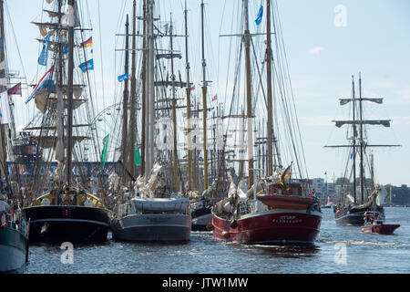 Rostock, Deutschland. 10 Aug, 2017. Historische Segelschiffe liegen vor Anker für die Eröffnung der 27. Hanse Sail im Stadthafen in Rostock, Deutschland, 10. August 2017. 190 traditionelle Segelschiffe haben für dieses Jahr registriert worden. Foto: Stefan Sauer/dpa/Alamy leben Nachrichten Stockfoto