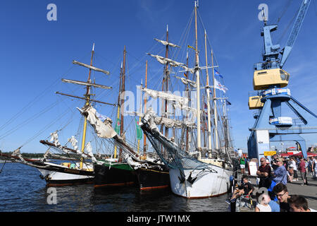 Rostock, Deutschland. 10 Aug, 2017. Historische Segelschiffe liegen vor Anker für die Eröffnung der 27. Hanse Sail im Stadthafen in Rostock, Deutschland, 10. August 2017. 190 traditionelle Segelschiffe haben für dieses Jahr registriert worden. Foto: Stefan Sauer/dpa/Alamy leben Nachrichten Stockfoto