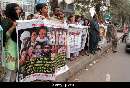 Stimme von vermissten Personen von Sindh Mitglieder (NGO) halten Protest Demonstration, wie sie anspruchsvolle zwangsweise verschwinden Personen zu erholen, am Donnerstag, 10. August 2017. Stockfoto