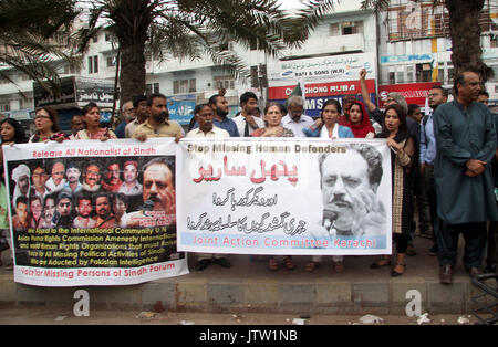 Stimme von vermissten Personen von Sindh Mitglieder (NGO) halten Protest Demonstration, wie sie anspruchsvolle zwangsweise verschwinden Personen zu erholen, am Donnerstag, 10. August 2017. Stockfoto