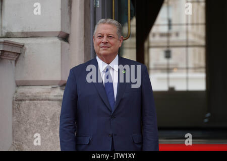 London, Großbritannien. 10 August, 2017. Al Gore posieren für Fotos auf dem roten Teppich vor einer Q&A-Session vor dem Screening von der UK Premiere der Fortsetzung Eine unbequeme Wahrheit zu Somerset House in London. Foto Datum: Donnerstag, 10. August 2017. Photo Credit: Roger Garfield/Alamy leben Nachrichten Stockfoto