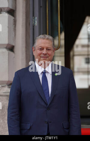 London, Großbritannien. 10 August, 2017. Al Gore posieren für Fotos auf dem roten Teppich vor einer Q&A-Session vor dem Screening von der UK Premiere der Fortsetzung Eine unbequeme Wahrheit zu Somerset House in London. Foto Datum: Donnerstag, 10. August 2017. Photo Credit: Roger Garfield/Alamy leben Nachrichten Stockfoto