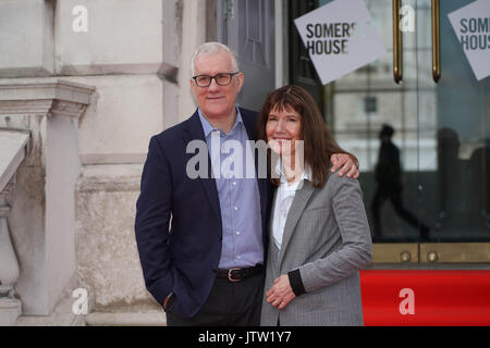 London, Großbritannien. 10 August, 2017. David Linda und Diane Weyermann, die Produzenten von Eine unbequeme Wahrheit Sequel zu Macht, bevor das Screening von der UK Premiere des Films im Somerset House in London. Foto Datum: Donnerstag, 10. August 2017. Photo Credit: Roger Garfield/Alamy leben Nachrichten Stockfoto