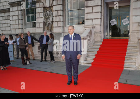 London, Großbritannien. 10 August, 2017. Al Gore posieren für Fotos auf dem roten Teppich vor einer Q&A-Session vor dem Screening von der UK Premiere der Fortsetzung Eine unbequeme Wahrheit zu Somerset House in London. Foto Datum: Donnerstag, 10. August 2017. Photo Credit: Roger Garfield/Alamy leben Nachrichten Stockfoto