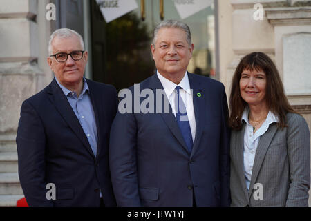 London, Großbritannien. 10 August, 2017. David Linda und Diane Weyermann, die Produzenten von Sequel Eine unbequeme Wahrheit mit Al Gore (Mitte) vor dem Screening von der UK Premiere des Films im Somerset House in London. Foto Datum: Donnerstag, 10. August 2017. Photo Credit: Roger Garfield/Alamy leben Nachrichten Stockfoto