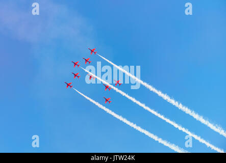 ** Lyme Regis, Dorset, Großbritannien. 10. Aug 2017. Die RAF Red Arrows dazzle Menschenmassen mit ihren niedrigen Precision flying Air Show über Lyme Regis bei der jährlichen Regatta & Karneval in West Dorset an einem warmen sonnigen Abend. Credit: Dan Tucker/Alamy leben Nachrichten Stockfoto