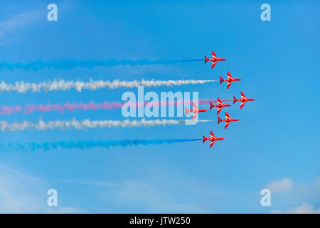 ** Lyme Regis, Dorset, Großbritannien. 10. Aug 2017. Die RAF Red Arrows dazzle Menschenmassen mit ihren niedrigen Precision flying Air Show über Lyme Regis bei der jährlichen Regatta & Karneval in West Dorset an einem warmen sonnigen Abend. Credit: Dan Tucker/Alamy leben Nachrichten Stockfoto