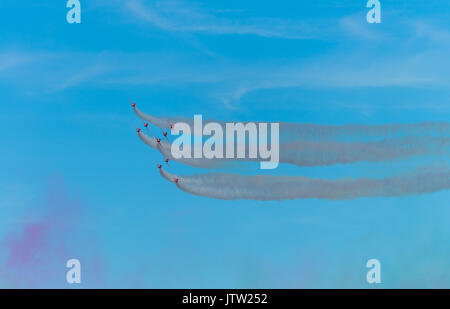 ** Lyme Regis, Dorset, Großbritannien. 10. Aug 2017. Die RAF Red Arrows dazzle Menschenmassen mit ihren niedrigen Precision flying Air Show über Lyme Regis bei der jährlichen Regatta & Karneval in West Dorset an einem warmen sonnigen Abend. Credit: Dan Tucker/Alamy leben Nachrichten Stockfoto