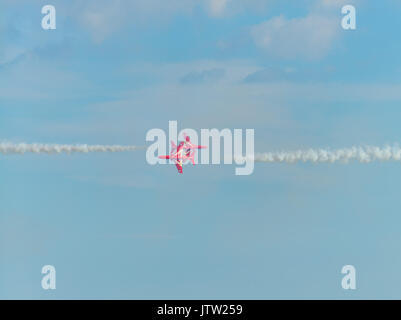 ** Lyme Regis, Dorset, Großbritannien. 10. Aug 2017. Die RAF Red Arrows dazzle Menschenmassen mit ihren niedrigen Precision flying Air Show über Lyme Regis bei der jährlichen Regatta & Karneval in West Dorset an einem warmen sonnigen Abend. Credit: Dan Tucker/Alamy leben Nachrichten Stockfoto