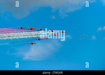 ** Lyme Regis, Dorset, Großbritannien. 10. Aug 2017. Die RAF Red Arrows dazzle Menschenmassen mit ihren niedrigen Precision flying Air Show über Lyme Regis bei der jährlichen Regatta & Karneval in West Dorset an einem warmen sonnigen Abend. Credit: Dan Tucker/Alamy leben Nachrichten Stockfoto